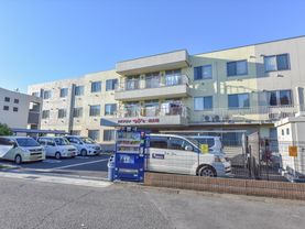 施設には複数台停められるきれいに舗装された駐車場がある。面会など、家族も車で訪問できるのでとても便利。