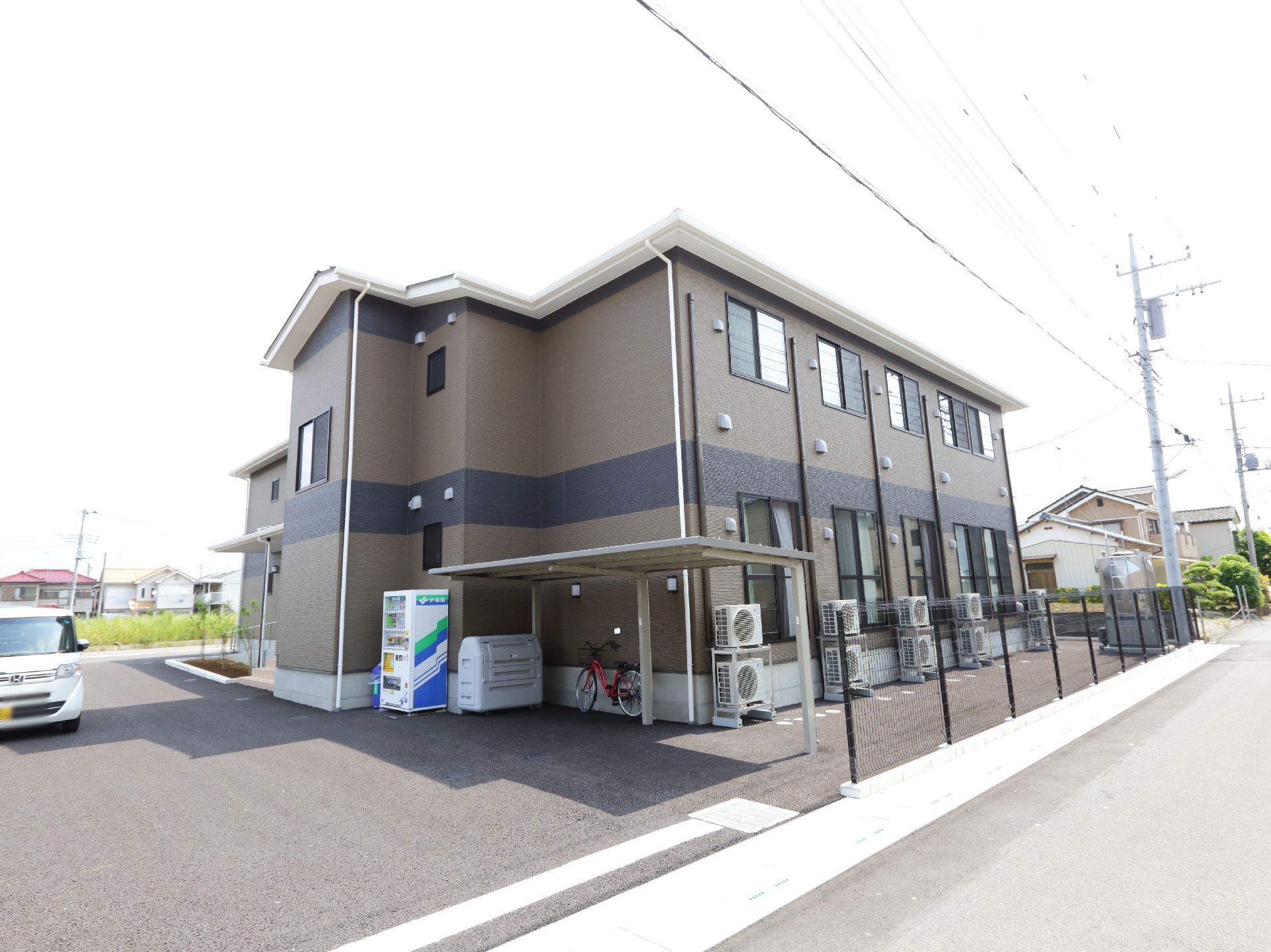 ダストボックスや駐輪場、自動販売機のある施設の建物周辺