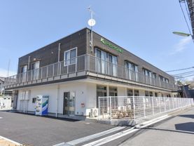 施設は二階建ての建物で駐車場が完備してあるそばには、自動販売機が置いてある。花壇がありフェンスで囲まれている。