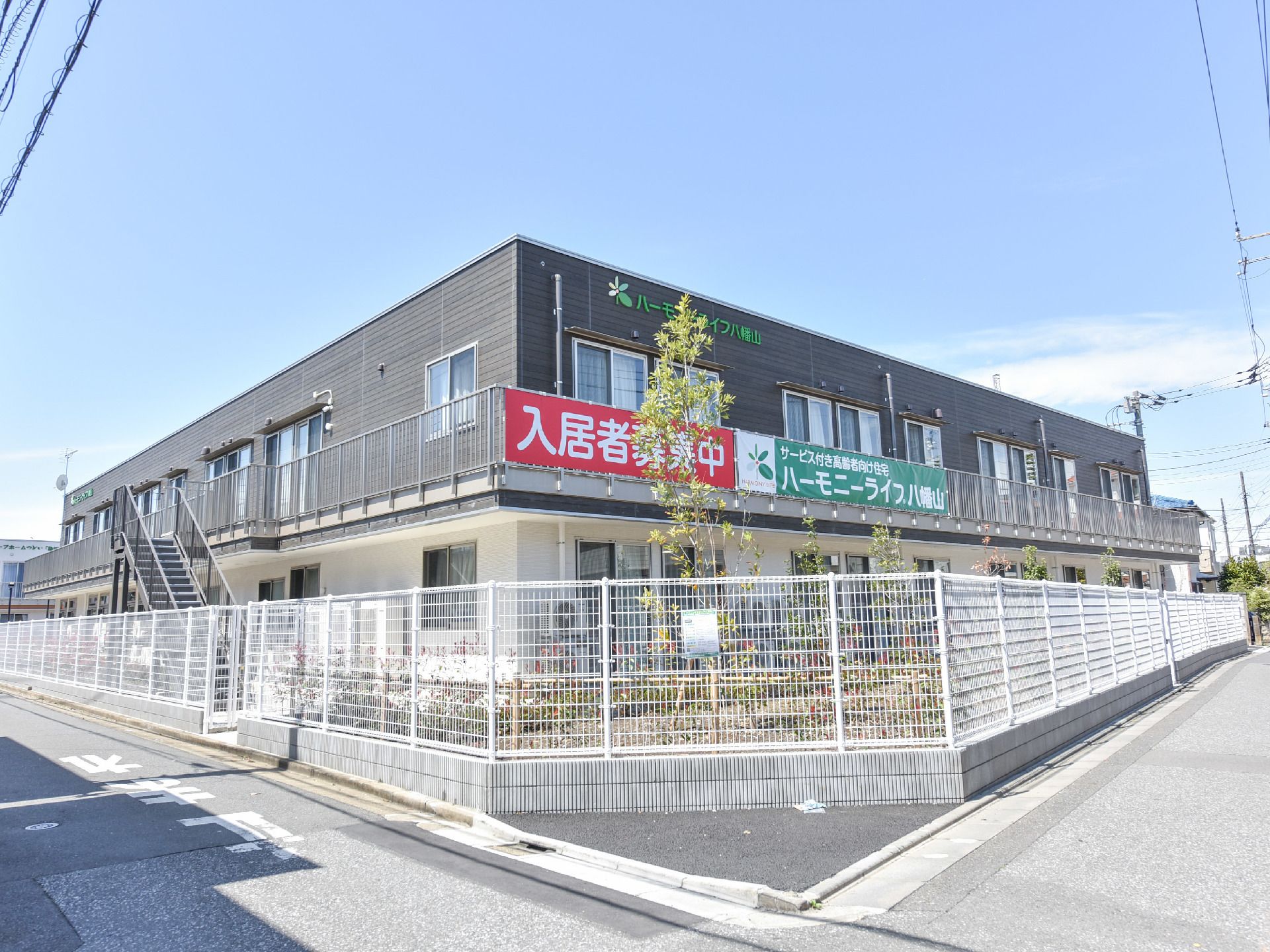 緊急時に逃げられるように、施設の側面にある非常階段