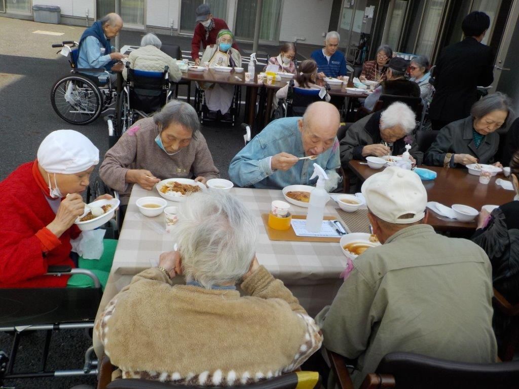 外で食事する利用者
