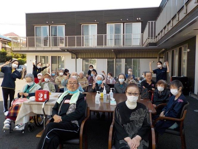 笑顔で集う居室の風景