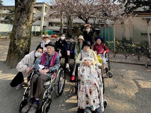 春の日差しを浴びる居住者