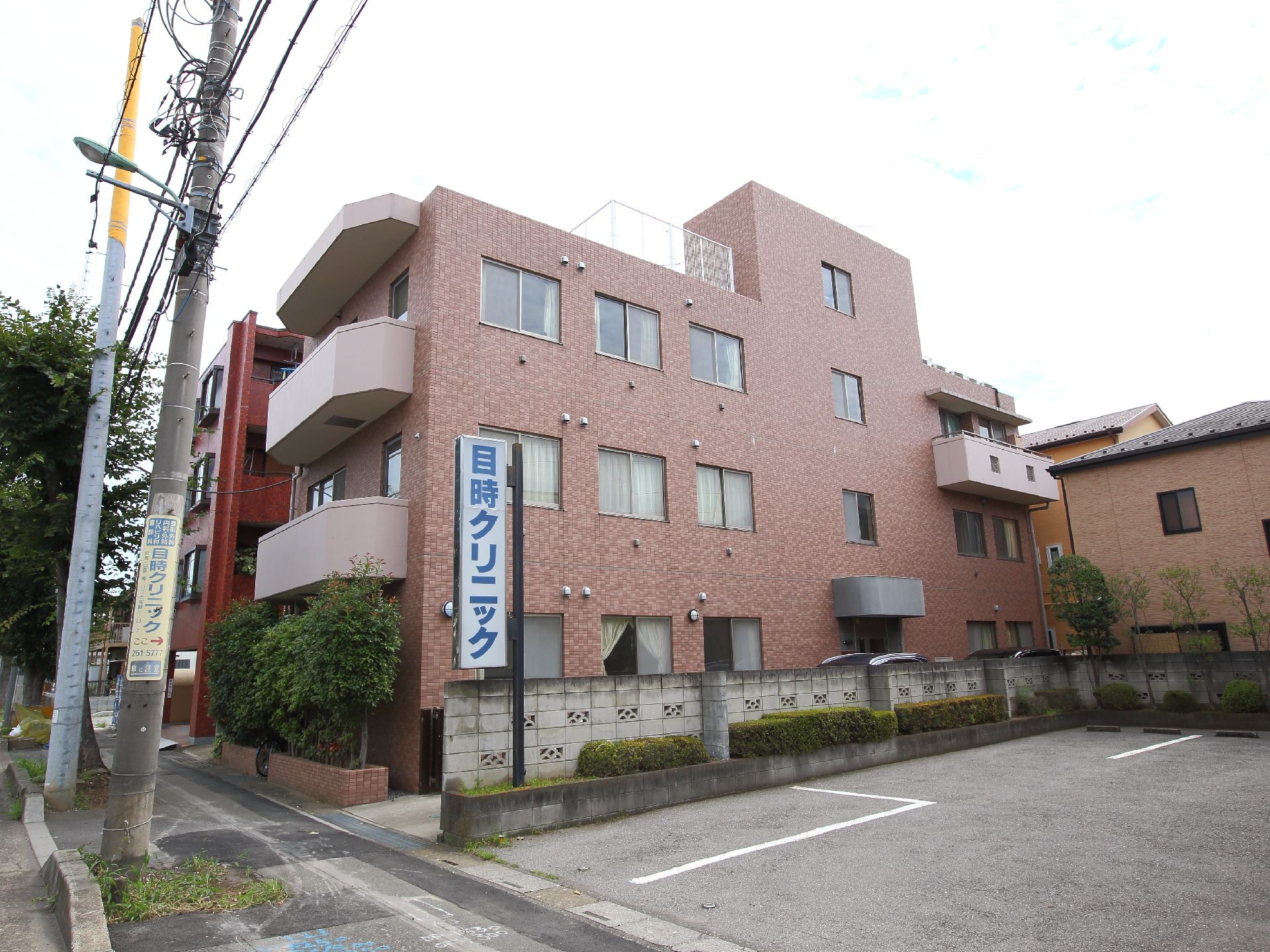 広々とした廊下の壁には沢山の部屋が並んでいる。扉は引き戸になっている。壁にはかわいい装飾がされている。