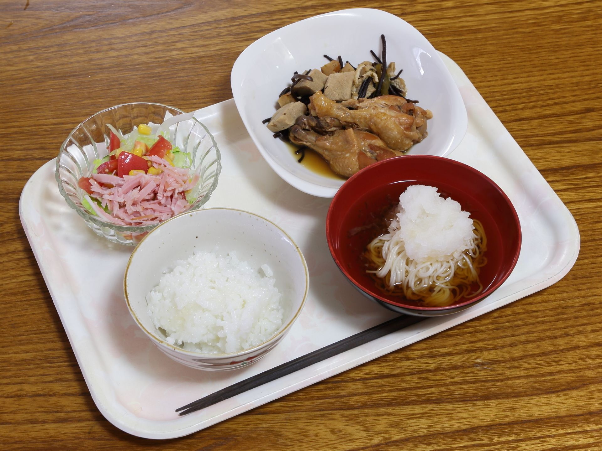 この日の献立のメインは鶏手羽元の煮物。彩豊かなサラダやご飯、汁ものが付き、栄養バランスが考えられている。