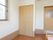 部屋には窓の近くに、茶色の観音開き扉タイプのクローゼットが一つ設けられている。高さが天井近くまである。