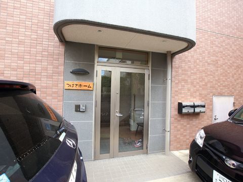 車を入り口間近まで寄せて駐車することができる、施設屋外
