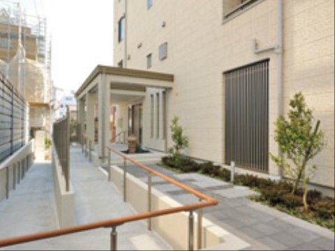入居者が迎える明るいエントランス