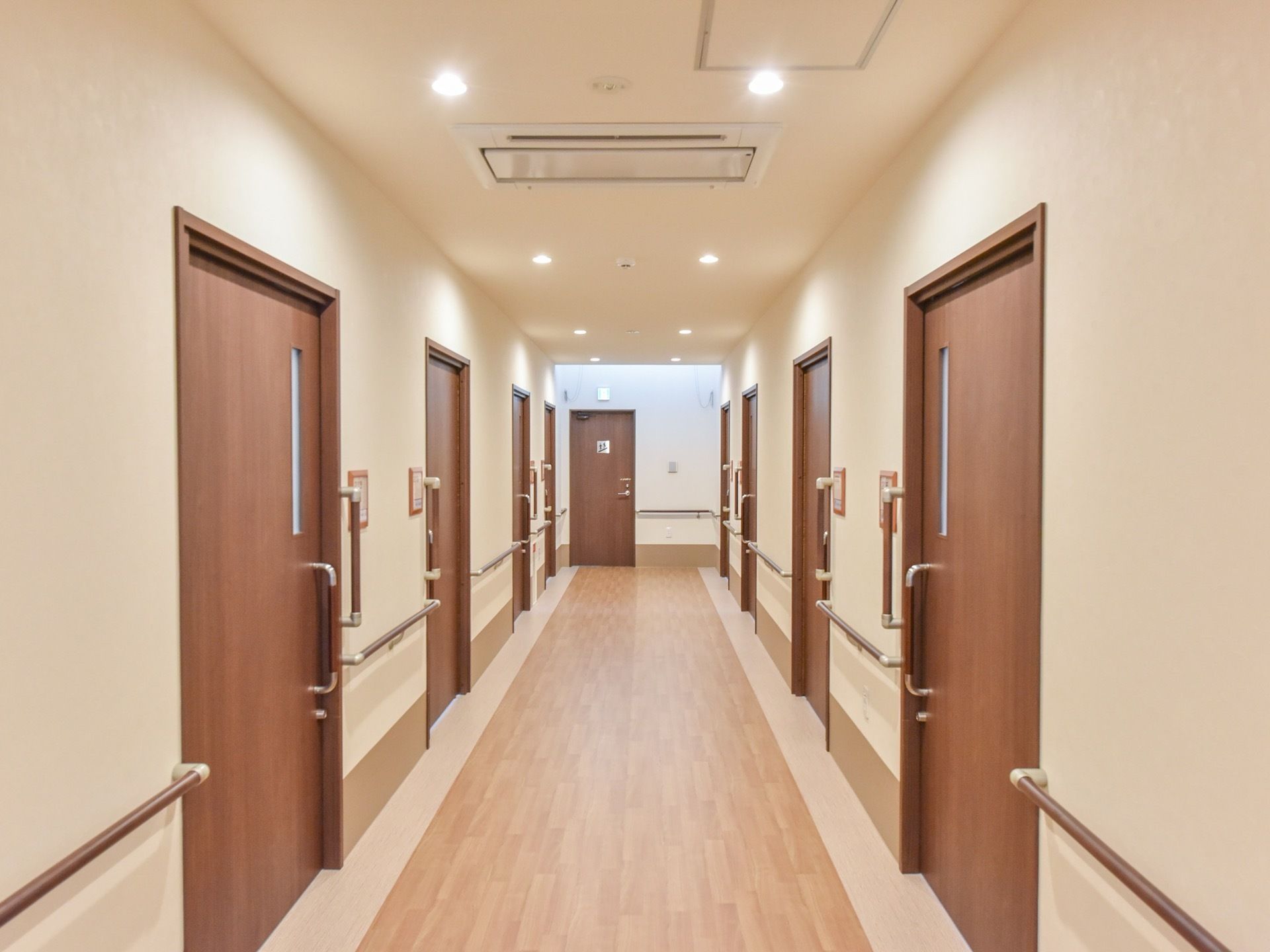 廊下には伝い歩きができるよう、腰の高さにしっかりした手すりが設けられている。各居室の扉は開閉しやすい引き戸式となっている。