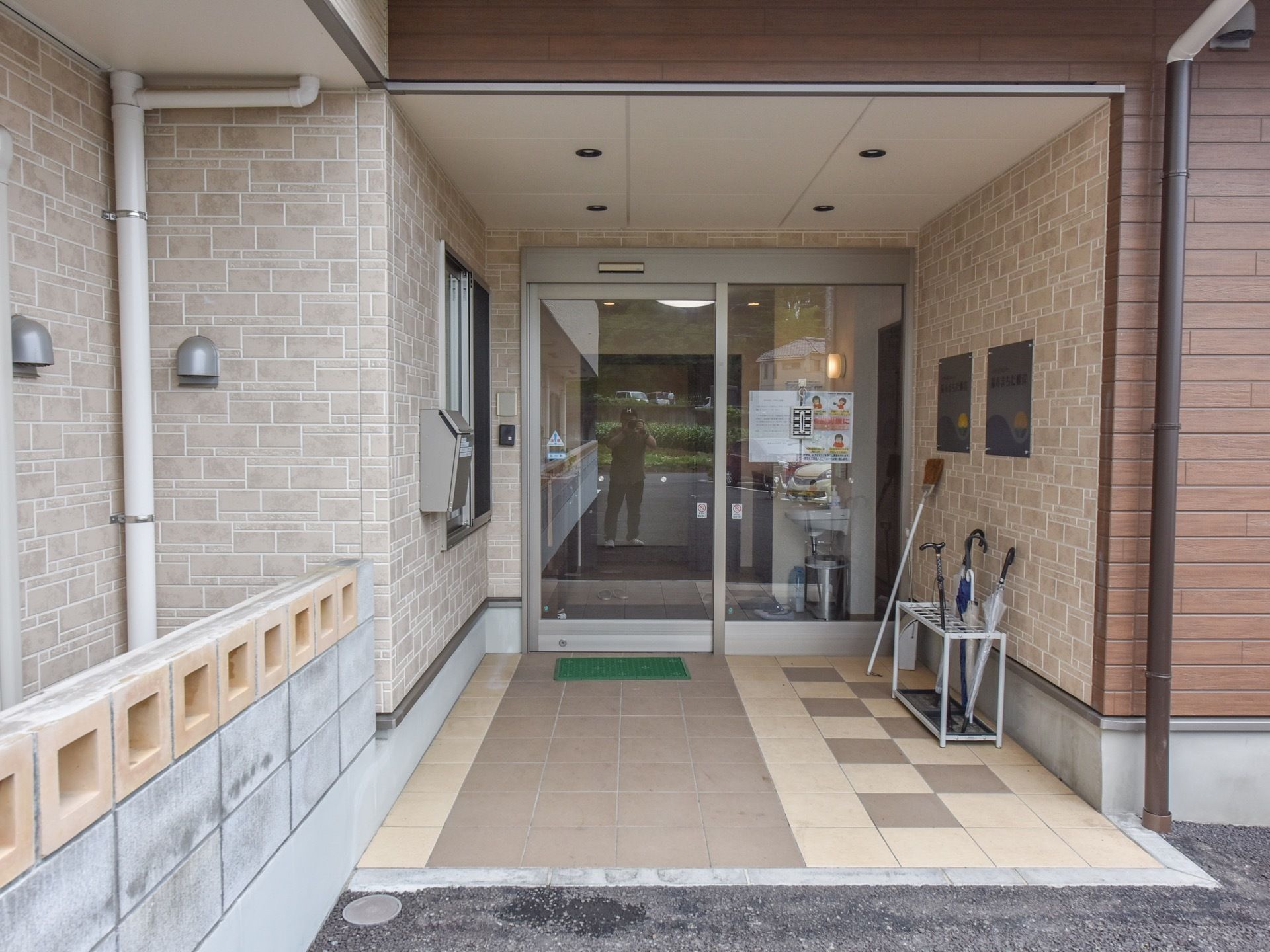 玄関前には段差がなく、足腰に不安のある方にも楽に出入りしていただける。しっかりした屋根があるので、雨風の日も慌てなくてよい。