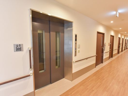 エレベーター前