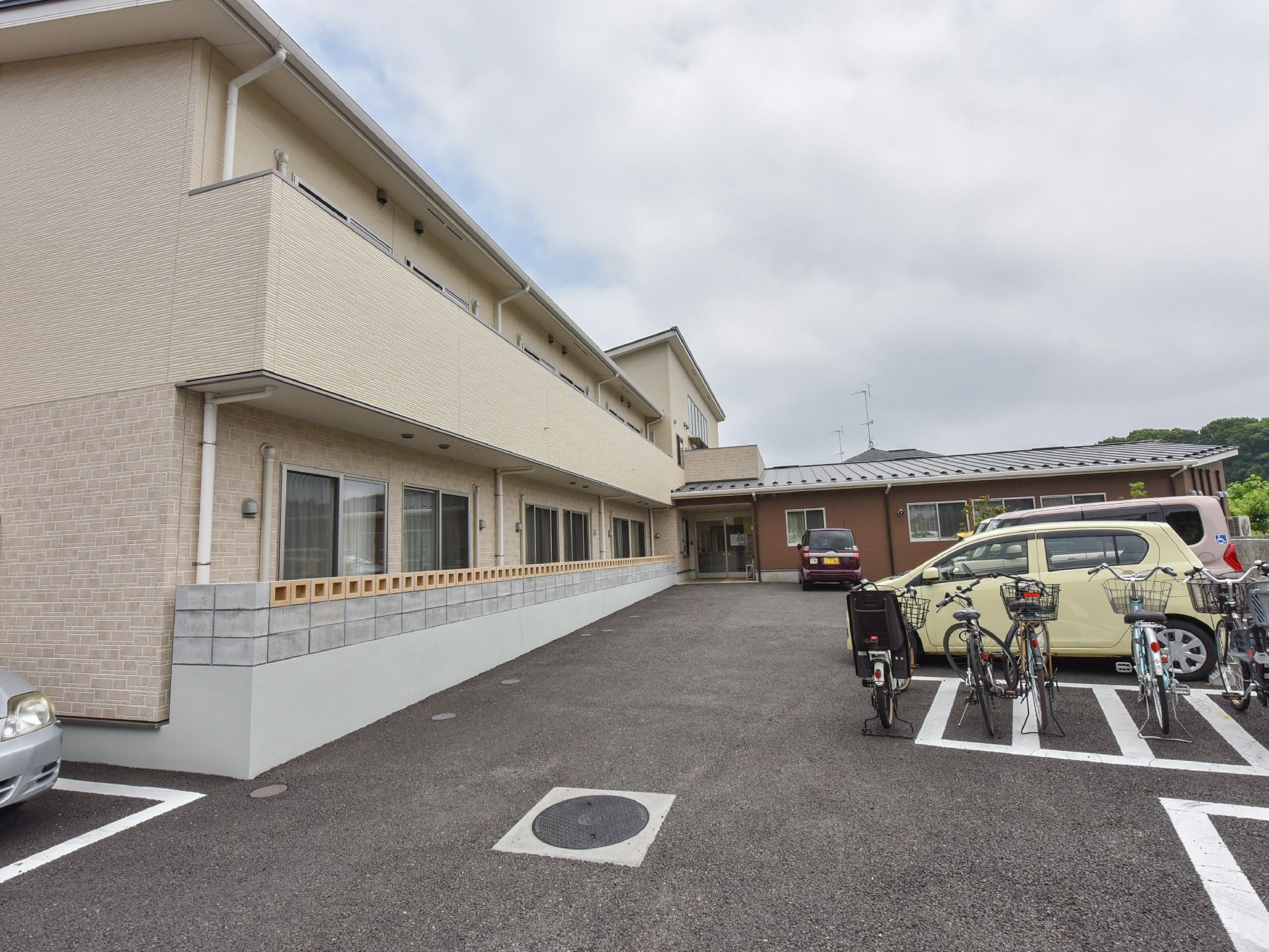 施設外観のイメージ図である。玄関前には大きなひさしが設置されているので、雨の日に車を玄関に寄せて、濡れずに施設内に入れる。