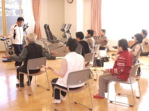 講師の先生の指示に合わせて、身体を動かすご入居者様