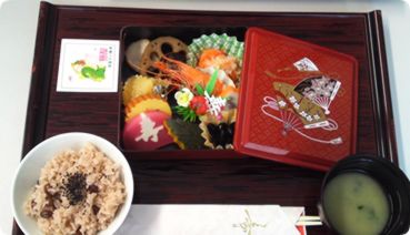 おせち料理と赤飯と味噌汁