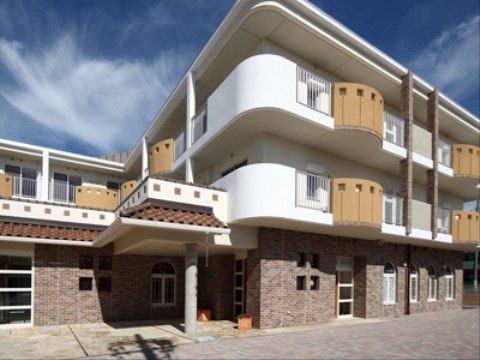 住宅型有料老人ホーム 朋央の外観。