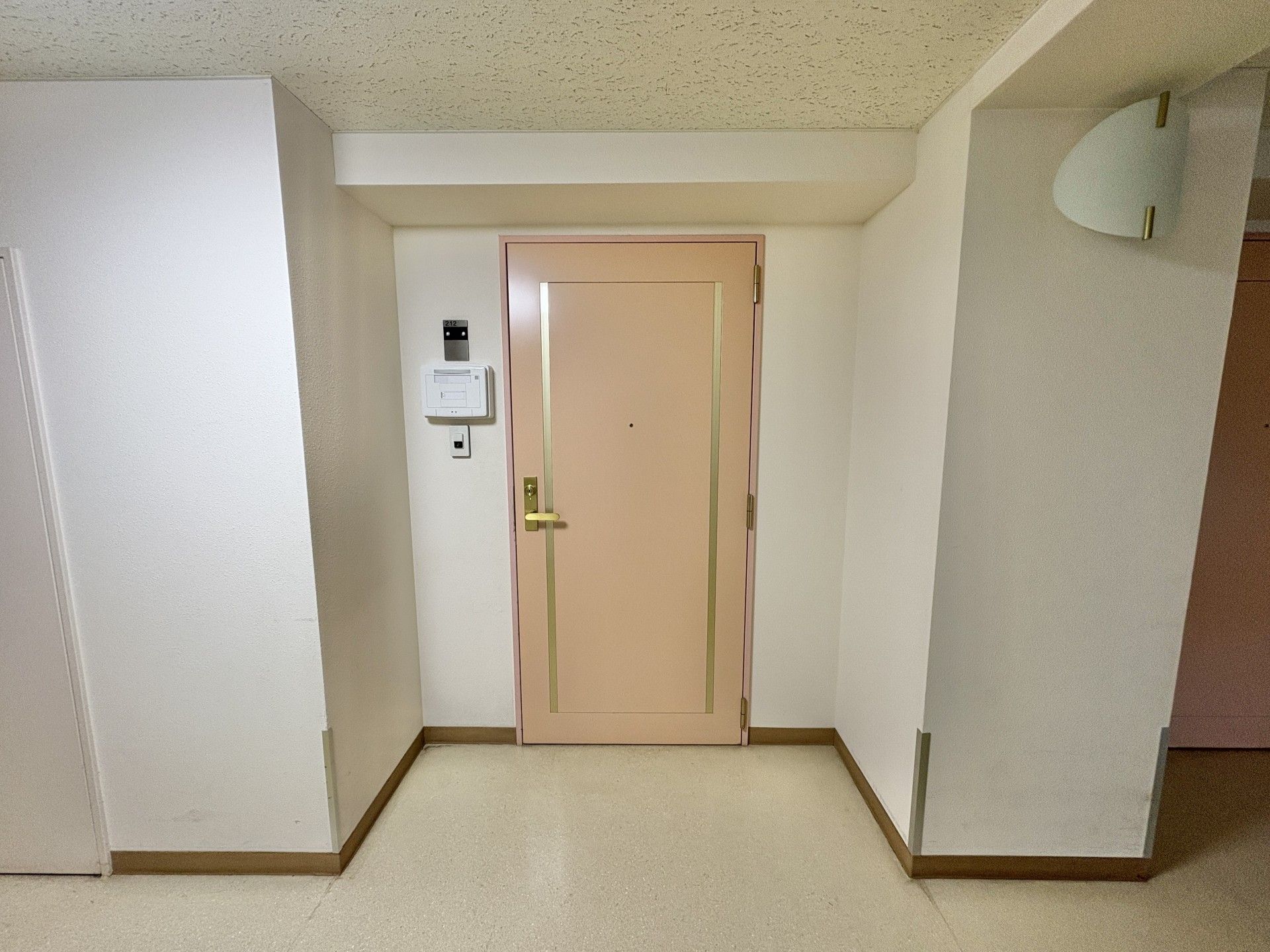 落ち着いた色合いの扉