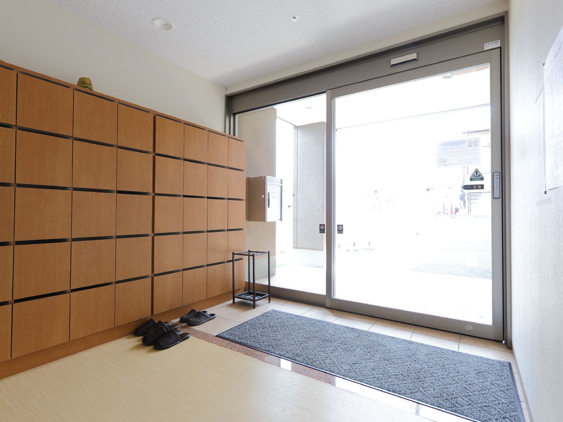 玄関は、入口が自動ドアとなっており、広く開く仕様なので、出入りが容易に行える。床に段差がなく、安全に配慮されている。
