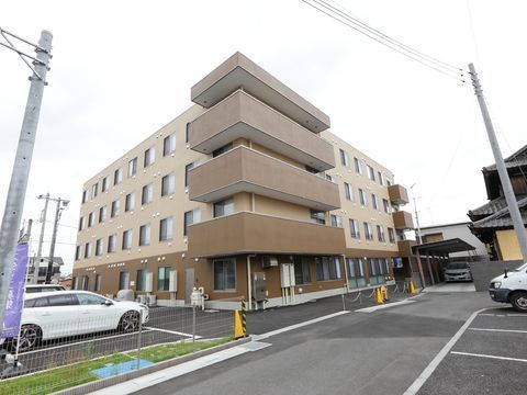 外観は、茶色い壁の落ち着いたデザインの建物となっている。駐車場が用意されており、たくさんの車を停められる。
