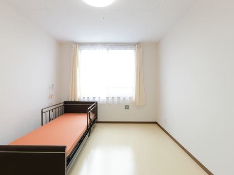 居室は、全体的に白の清潔感のあるデザインをしている。大きなベッドが用意され、窓から太陽の光が差し込み、明るい空間となっている。