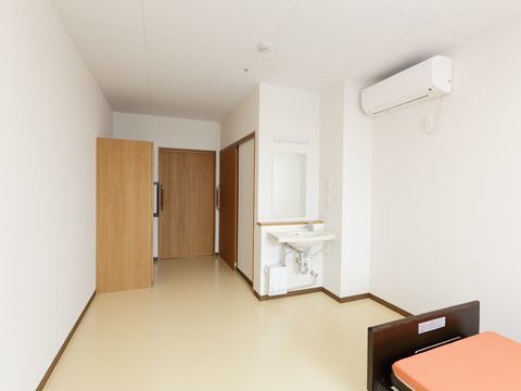 軽い力で開けられる、引き戸のトイレや入り口をした個室