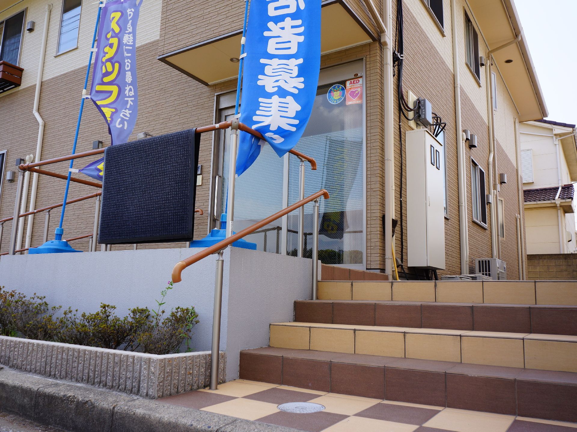玄関前の階段は、段差を低くし手すりを配置している。広めの踊り場があるので、車いすの方向転換もしやすい。