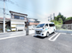 介護施設の外観と送迎車