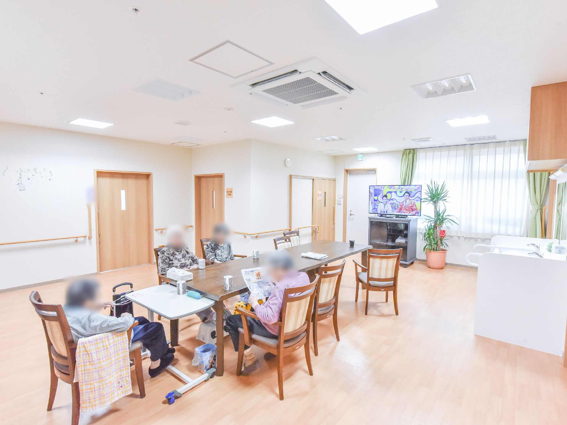 リビングには細長いテーブルを用意してある。そのテーブルを囲んで座るようになっていて、交流がしやすくなっている。