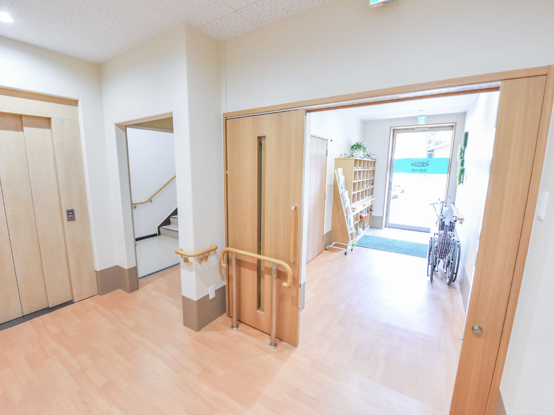 玄関から入るとすぐに、手すりが用意されている。また、エレベーターや階段が玄関から少し歩く場所にある。