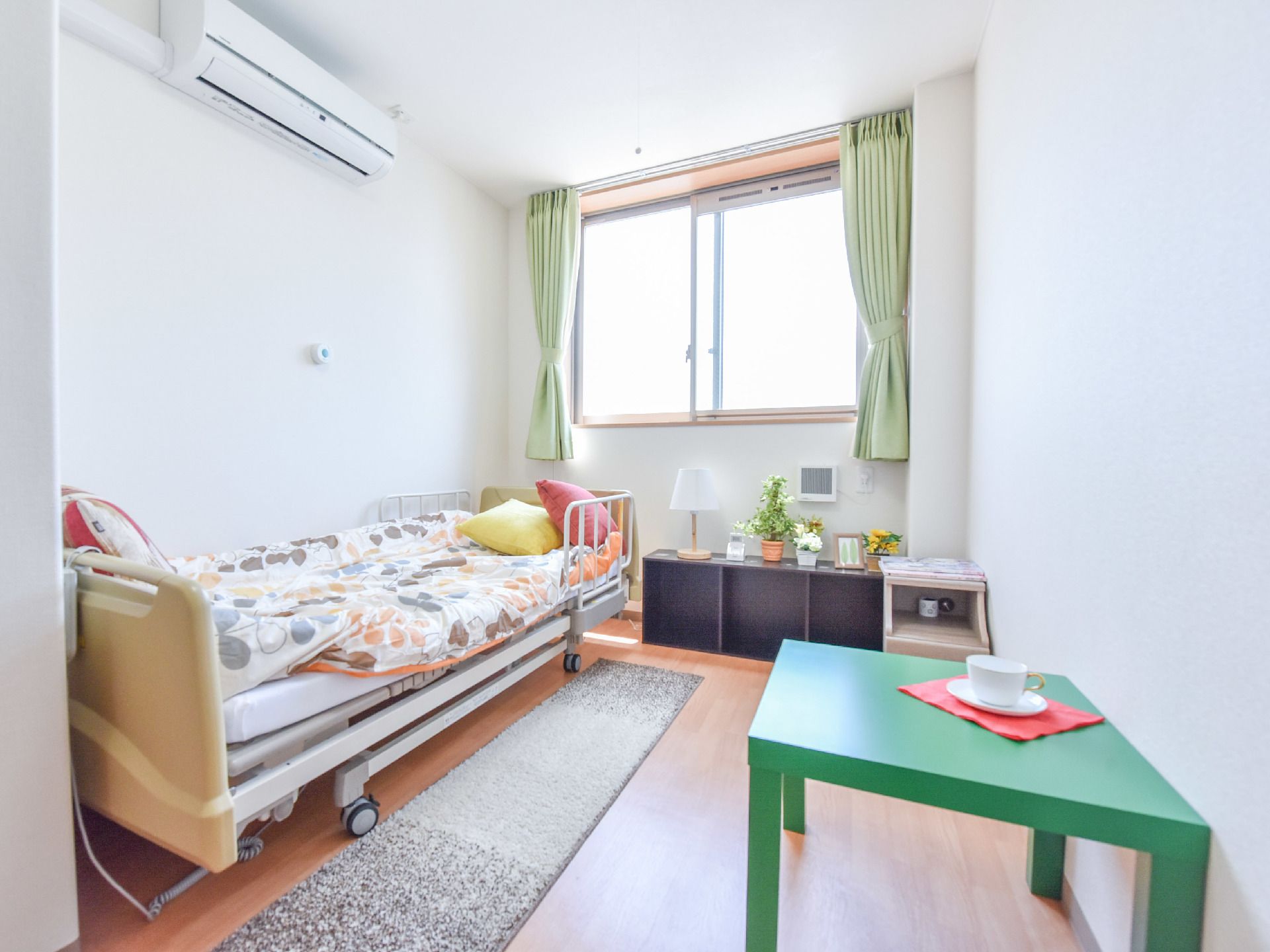 部屋にはエアコンを用意している。エアコンはベッドの上にある。よって一年中温度の管理をすることができる。