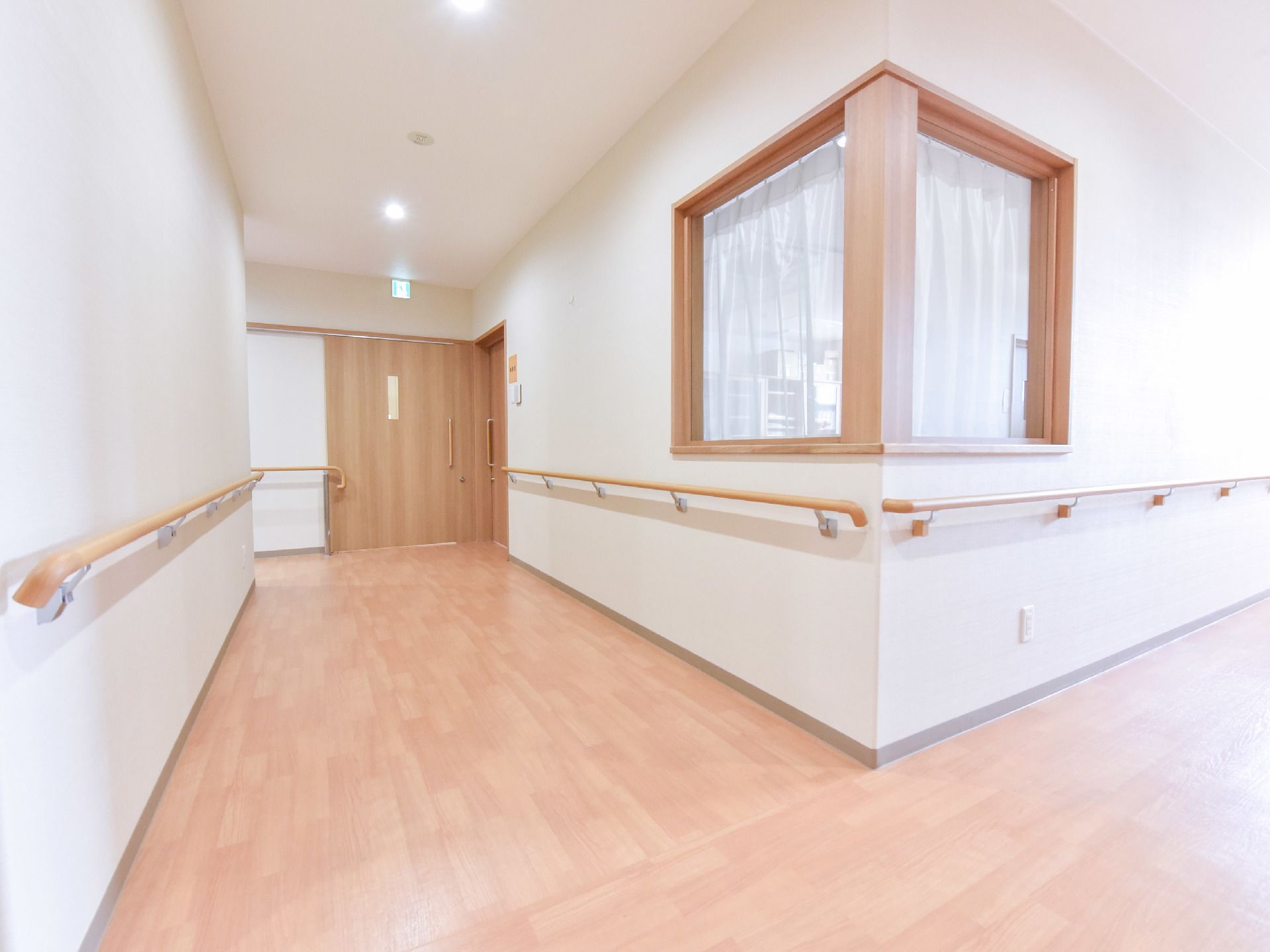 廊下の床は木で作られていて、廊下の両脇には同じく木で造られている手すりが設置されている。曲がり角にも手すりが設置されている。