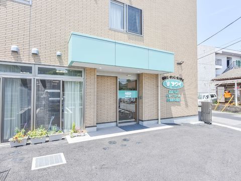 駐車場から入り口までが、段差やスロープのないフラットな玄関