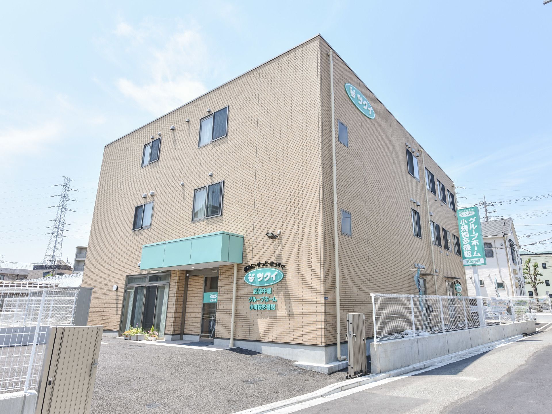 外観の特徴はは茶色を中心とした壁に、四角い建物である。入り口の上には緑色の屋根が取り付けられている。