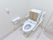トイレには、トイレの両側に手すりが備え付けられている。さらには、トイレには背もたれも備え付けられている。