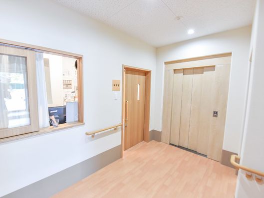 エレベーター前