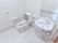 トイレと同じ部屋には洗面台も設置されている。さらに洗面台の上には鏡も設置されている。トイレには手すりがついている。