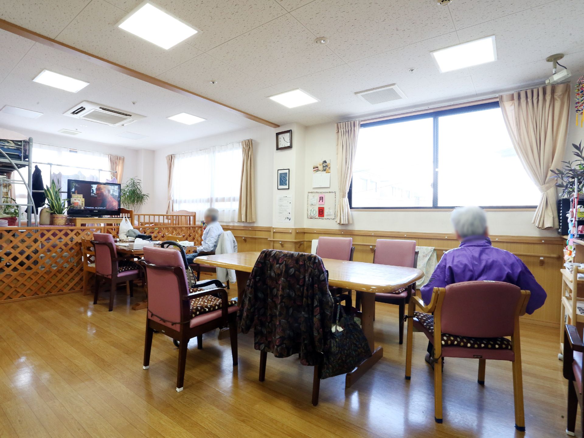 テレビのある広いリビングルームに、こぢんまりとしたテーブルが置かれ、居住者がリラックスして過ごせる場所になっている。