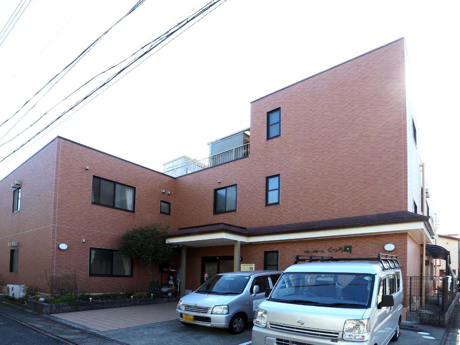 シンプルな外観の建物。施設も駐車場も大き過ぎない造りがアットホームな印象。大規模の施設が苦手な方にとっては、親しみやすいイメージ。