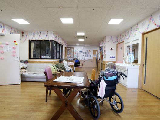 輪飾りで装飾された部屋