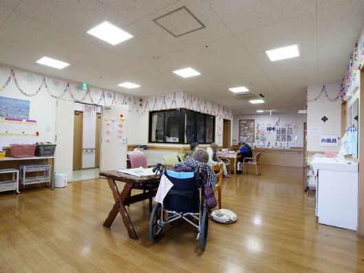 明るいフロアと装飾品