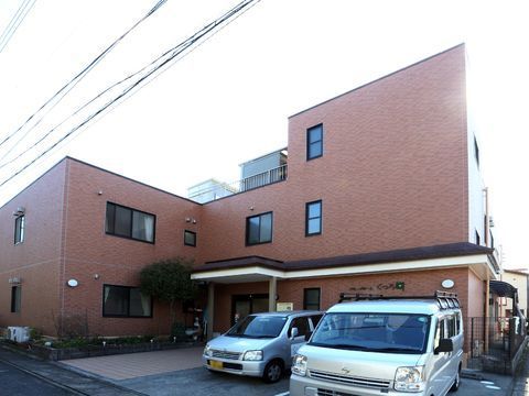 シンプルな外観の建物。施設も駐車場も大き過ぎない造りがアットホームな印象。大規模の施設が苦手な方にとっては、親しみやすいイメージ。