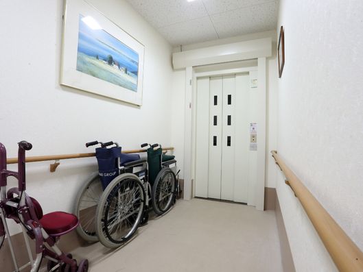 エレベーター出入り口付近の通路