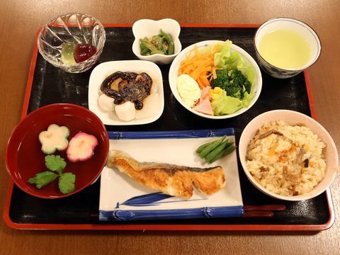 栄養面だけでなく、彩や味にも考慮したお食事。主食とメインの焼き魚、お吸い物、小鉢が3つとデザートがついている。