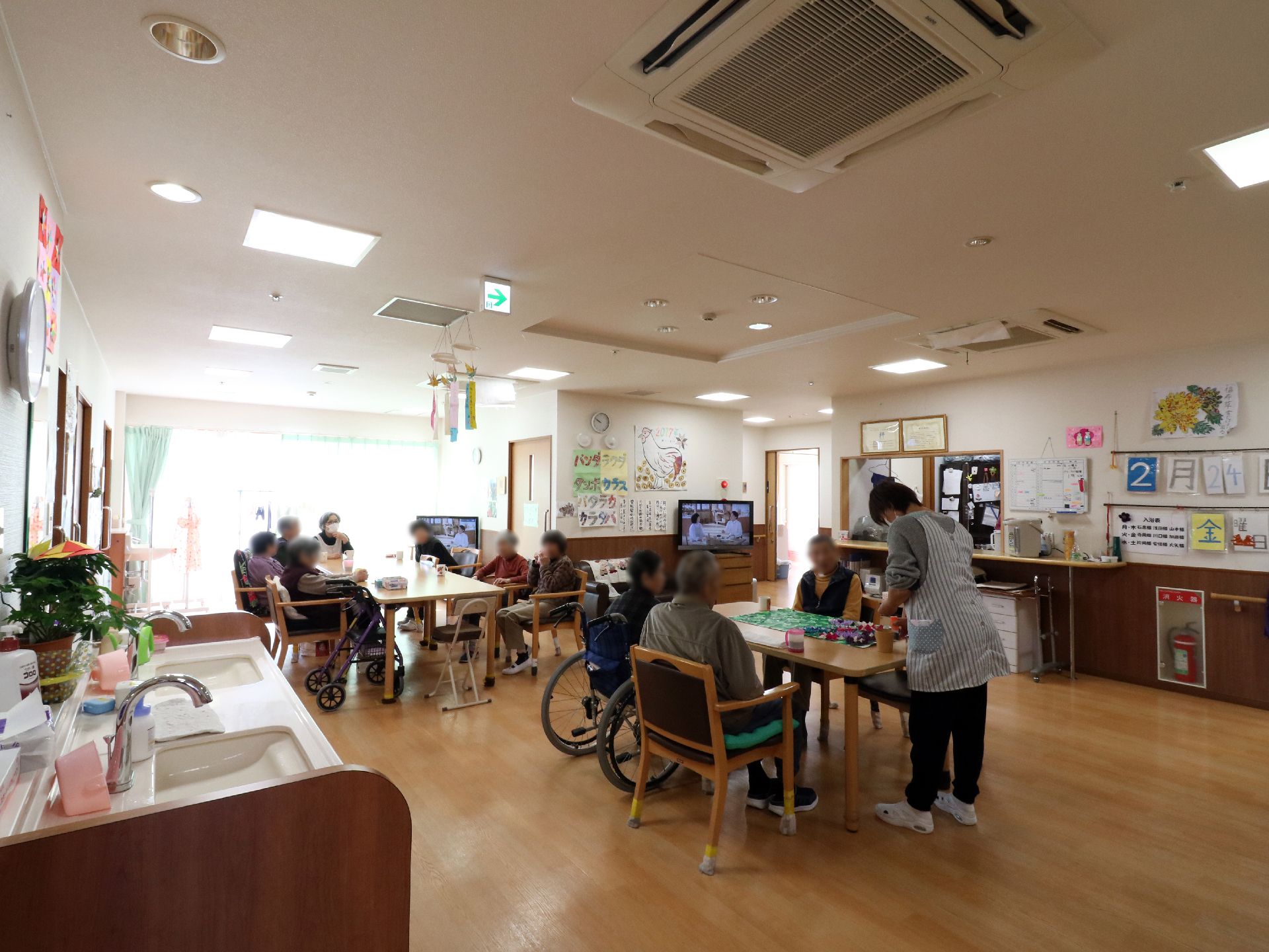 ご入居者様とスタッフが輪になって、雑談している共有スペース
