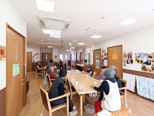 共有スペースで過ごす人々