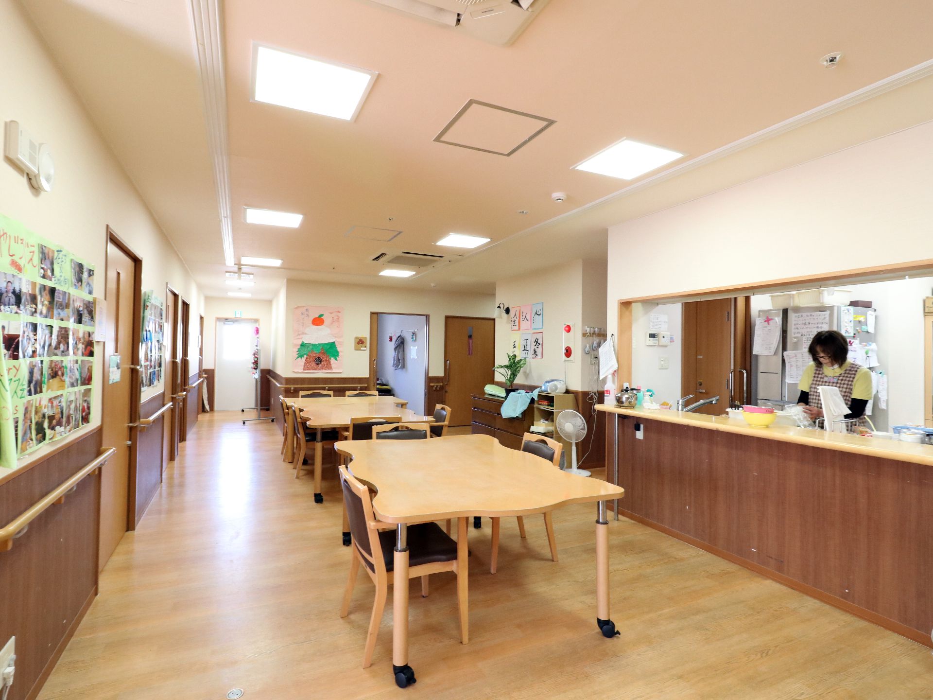 食堂には対面式カウンターキッチンが設置されている。調理しているスタッフの様子を確認することもできるので安心。