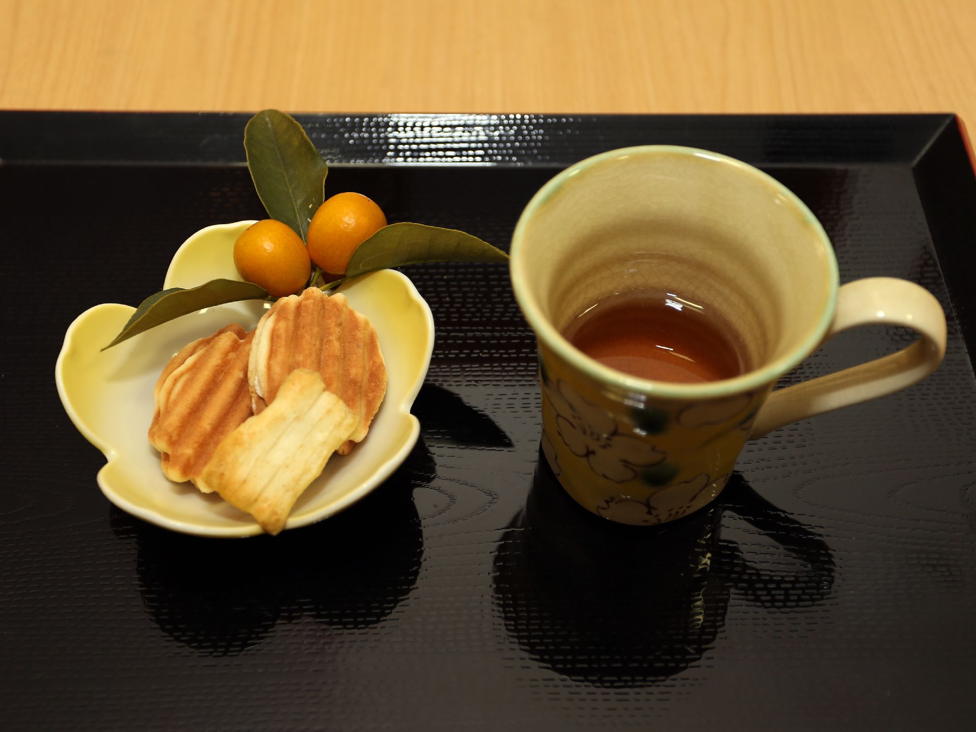 おやつの時間にご入居者様に配られる、ある日のお菓子とお茶