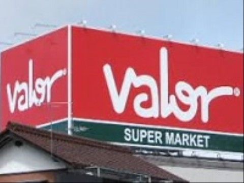 スーパーマーケットが近くにあり、入居者様は外出してショッピングや日用品の買い出しなどをしていただける。