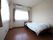 2つ窓が付いている明るい部屋である。エアコンも付いていて快適な生活が送れる。ダークブラウンの床はバリアフリーになっている。