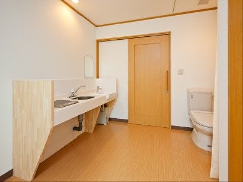 居室はデザイン性のあるフットレス洗面台が設置され、玄関戸は引き戸でトイレもドアレスなので車椅子をご利用の方にもくつろいでお過ごしいただける。