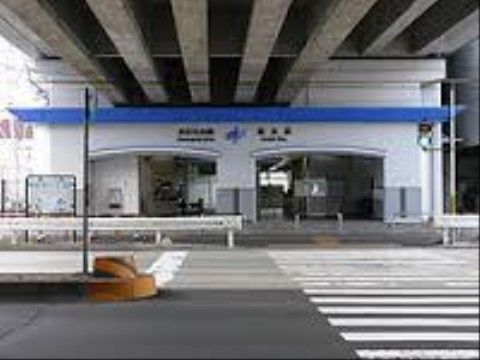 当施設は町中にある都市型のホームであり、最寄り駅までお食事処、コンビニエンスストアなど店が立ち並ぶ便利な立地にある。